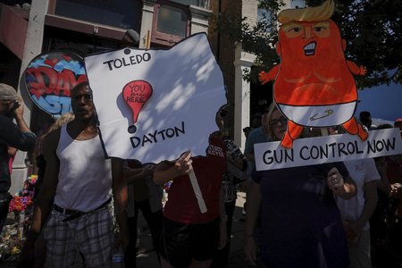 Trumpovi připomněli v místě masakru i to, že si spletl Dayton a Toledo