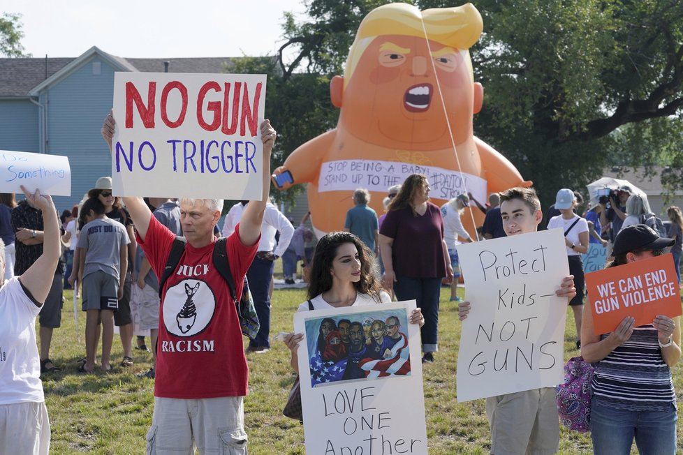 Na Trumpa, který se vydal na místo tragédie do Daytonu v Ohiu, čekali protestující odpůrci zbraní.