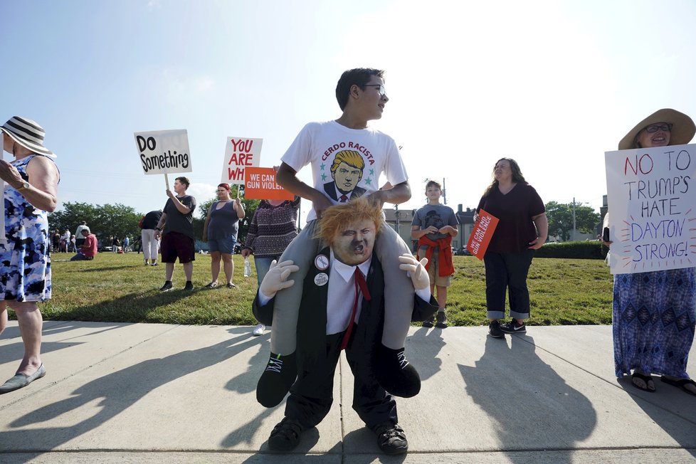 Na Trumpa, který se vydal na místo tragédie do Daytonu v Ohiu, čekali protestující odpůrci zbraní