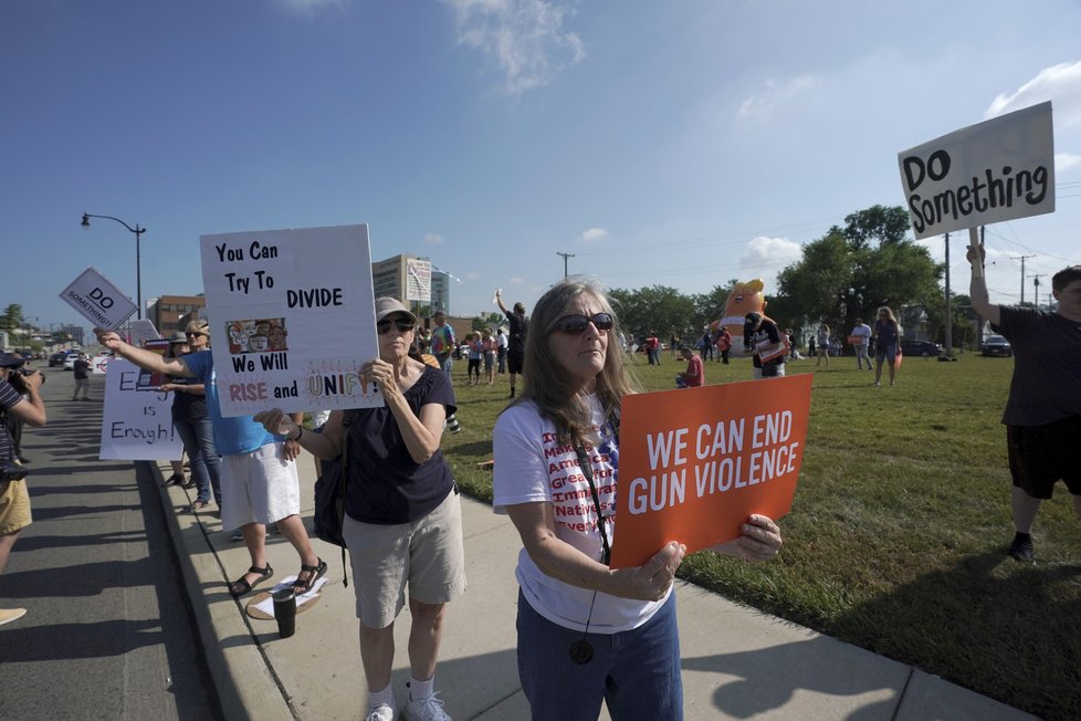 Na Trumpa, tkerý se vydal na místo tragédie do Daytonu v Ohiu, čekali protestující odpůrci zbraní