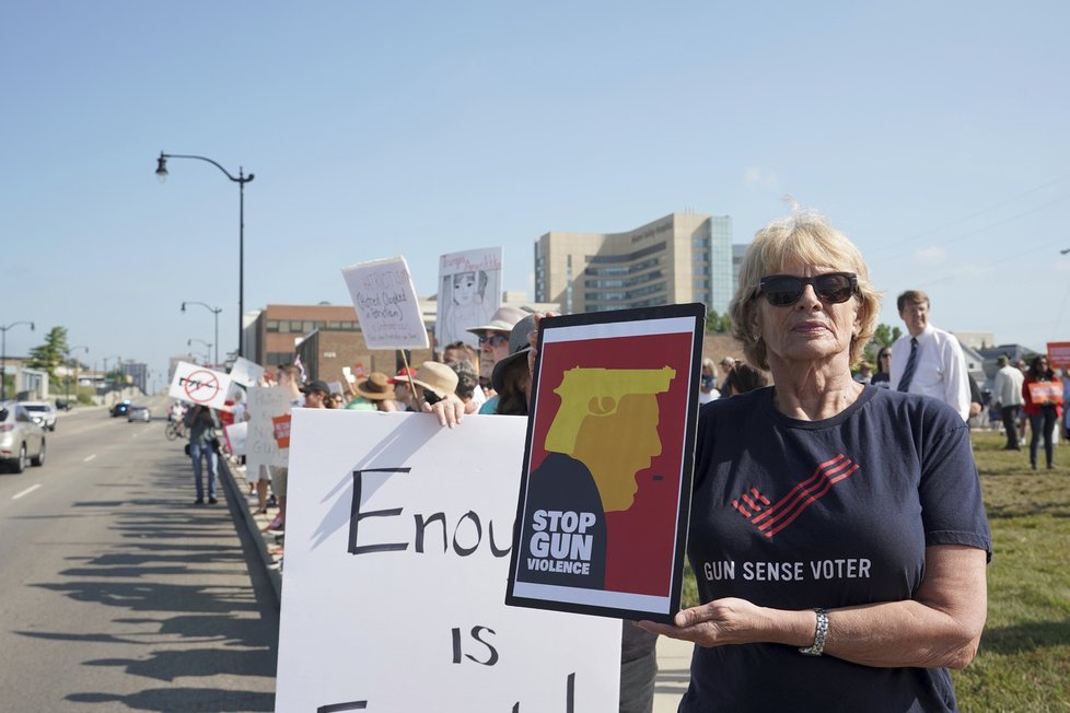 Na Trumpa, který se vydal na místo tragédie do Daytonu v Ohiu, čekali protestující odpůrci zbraní