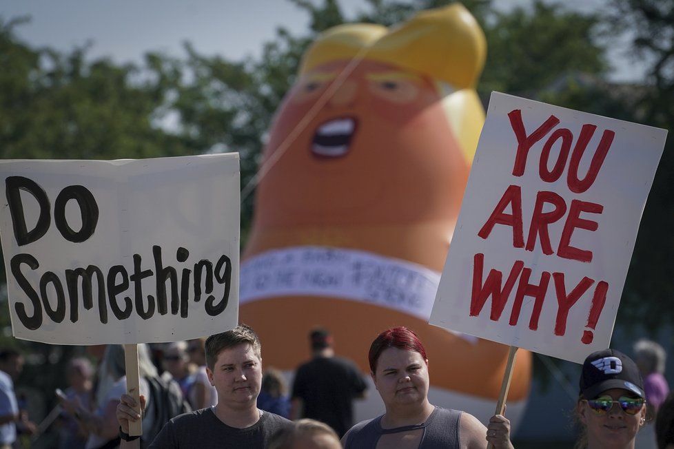 Protesty během příjezdu Donalda Trumpa do dějiště masakru v daytonu (stát Ohio)
