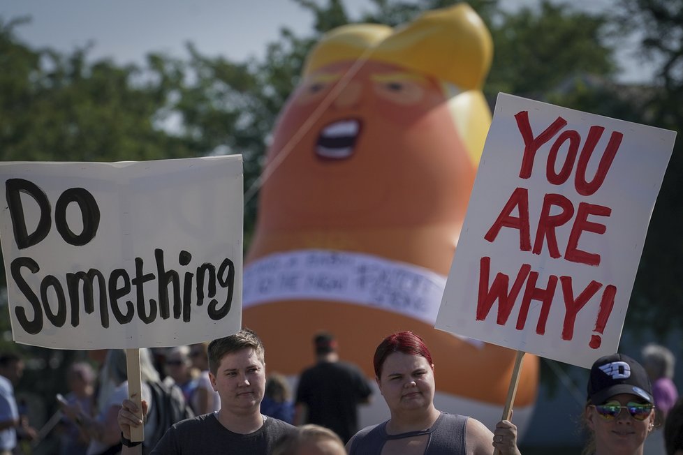 Protesty během příjezdu Donalda Trumpa do dějiště masakru v Daytonu (stát Ohio)