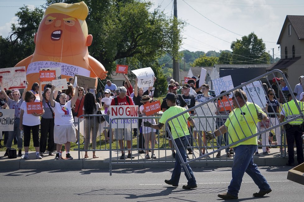 Protesty během příjezdu Donalda Trumpa do dějiště masakru v daytonu (stát Ohio)