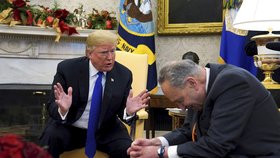 Prezident Donald Trump a šéf demokratické frakce Chuck Schumer během jednání v Bílém domě (11. 12. 2018)