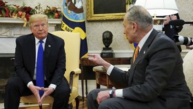 Prezident Donald Trump a šéf demokratické frakce Chuck Schumer během jednání v Bílém domě, (11.12.2018)