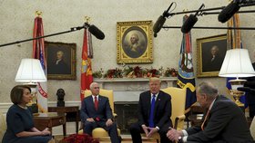 Prezident Donald Trump a šéfové demokratické frakce Chuck Schumer a Nancy Pelosiová během jednání v Bílém domě, (11.12.2018)