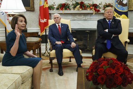 Trump se s demokraty pohádal už několikrát: Na snímku prezident USA Donald Trump a šéfka demokratické frakce Nancy Pelosiová během jednání v Bílém domě, (11.12.2018).