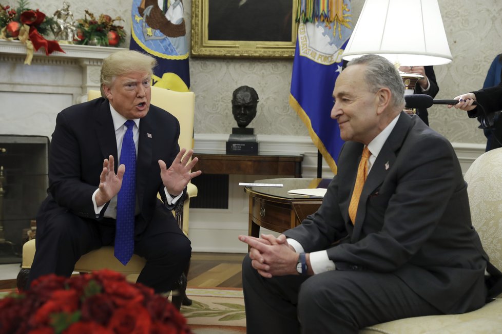 Prezident Donald Trump a šéf demokratické frakce Chuck Schumer během jednání v Bílém domě, (11.12.2018).