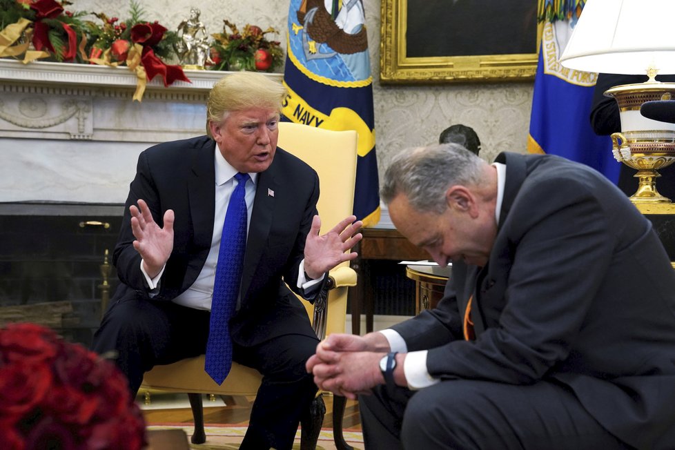 Prezident Donald Trump a šéf demokratické frakce Chuck Schumer během jednání v Bílém domě, (11.12.2018).