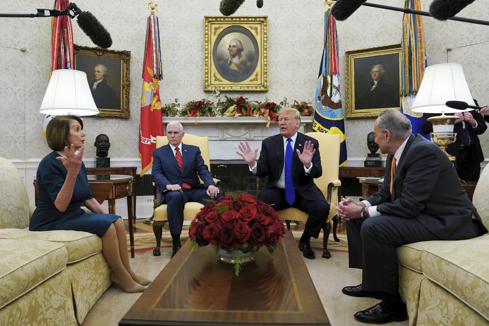 Prezident Donald Trump a šéfové demokratické frakce Chuck Schumer a Nancy Pelosiová během jednání v Bílém domě, (11.12.2018)