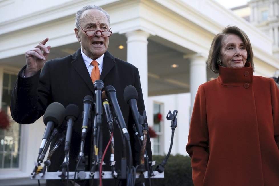 Demokraté Nancy Pelosiová a Chuck Schumer po jednání v Bílém domě s prezidentem Trumpem, (11.12.2018)