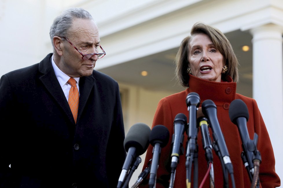 Demokraté Nancy Pelosiová a Chuck Schumer po jednání v Bílém domě s prezidentem Trumpem, (11.12.2018)