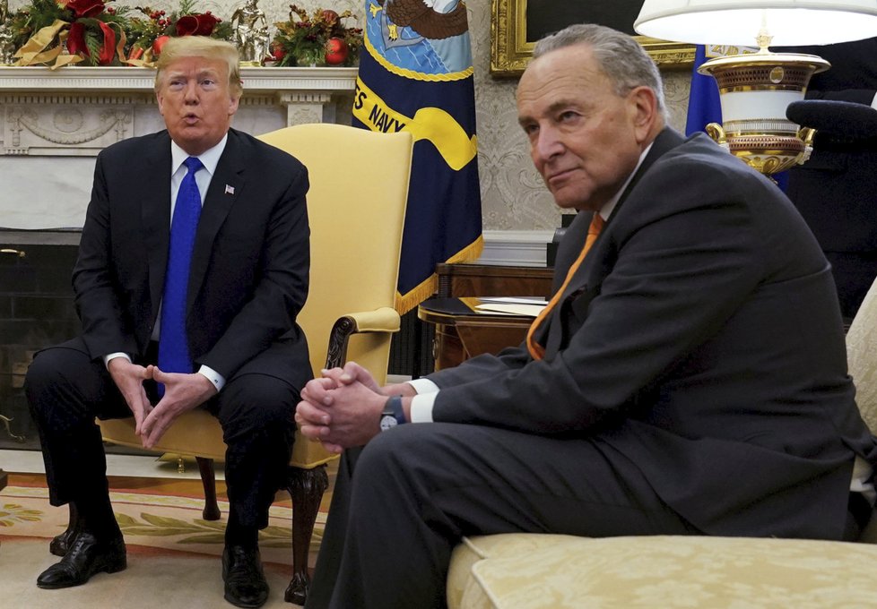 Prezident Donald Trump a šéf demokratické frakce Chuck Schumer během jednání v Bílém domě, (11.12.2018)