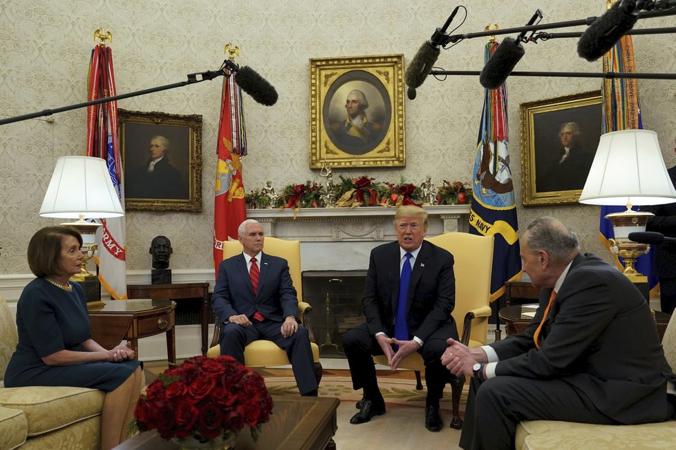 Prezident Donald Trump a šéfové demokratické frakce Chuck Schumer a Nancy Pelosiová během jednání v Bílém domě, (11.12.2018).