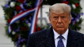 Donald Trump se poprvé po pěti dnech objevil na veřejnosti. Při příležitosti oslav Dne veteránů navštívil hrob neznámého vojína na národním hřbitově v Arlingtonu nedaleko Washingtonu.