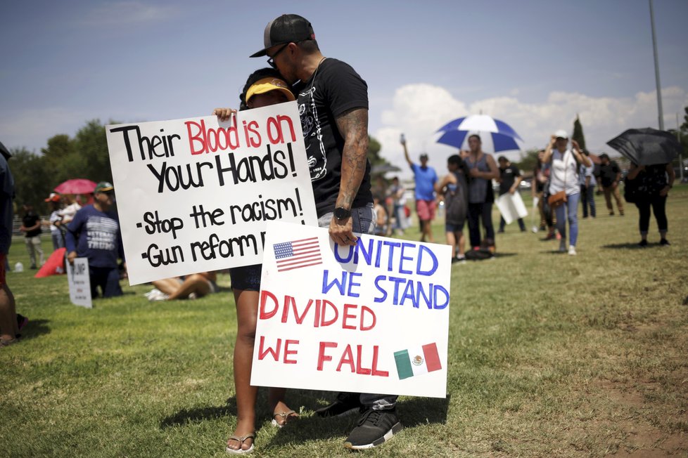 Protesty provázely i návštěvu Trumpa v místě další smrtící střelby v El Pasu u hranic s Mexikem