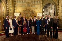 Chci Elona se synem! Trump odstrčil Ivanku z rodinné fotografie, odhalují nové záběry z oslav