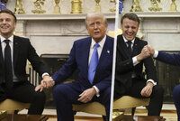 Trump a Macron laškovali v Bílém domě: Úsměvy a sahání na kolena. Řešili konec války i účast Ukrajiny