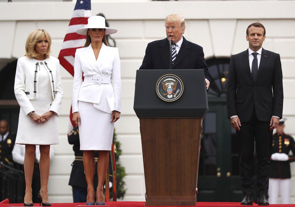 Americký prezident Donald Trump oficiálně uvítal francouzského prezidenta Emmanuela Macrona. (24.  4. 2018)
