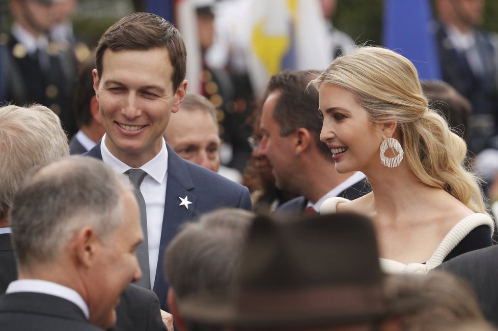 Slavnostního uvítání se účastnila i Trumpova dcera Ivanka se svým manželem