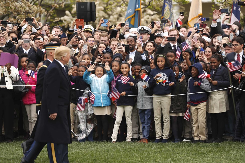 Americký prezident Donald Trump oficiálně uvítal francouzského prezidenta Emmanuela Macrona. (24. 4. 2018)