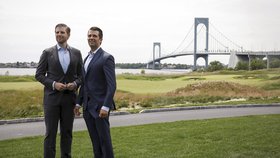 Zatímco Donald Trump se vydal do Singapuru na jednání s Kimem, jeho synové Eric a Donald Jr. vyrazili vrtulníkem na otevření golfového klubu v New Yorku