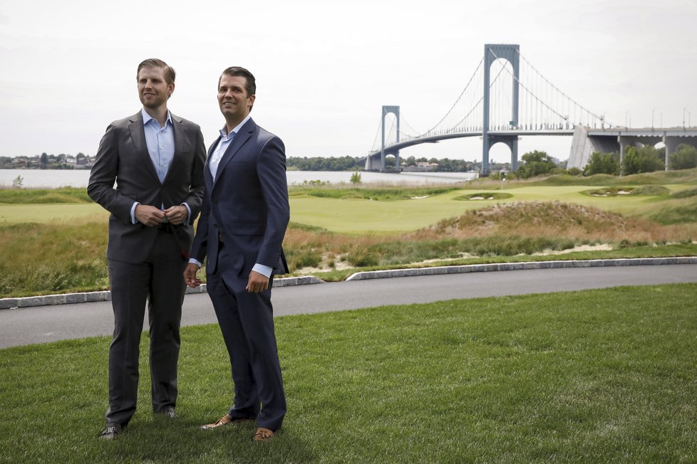 Synové amerického prezidenta Eric a Donald Jr. vyrazili vrtulníkem na otevření golfového klubu v New Yorku