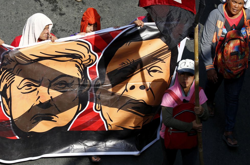 Lidé ve Filipínách protestovali proti americkému prezidentovi Donaldu Trumpovi.