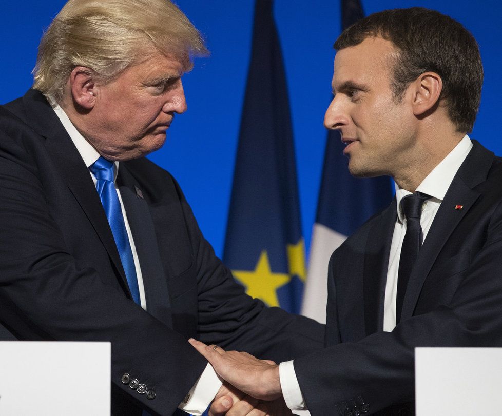 Americký prezident Donald Trump vyrazil do Francie, kde ho přivítal Emmanuel Macron