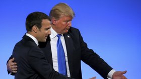 Americký prezident Donald Trump vyrazil do Francie, kde ho přivítal Emmanuel Macron.