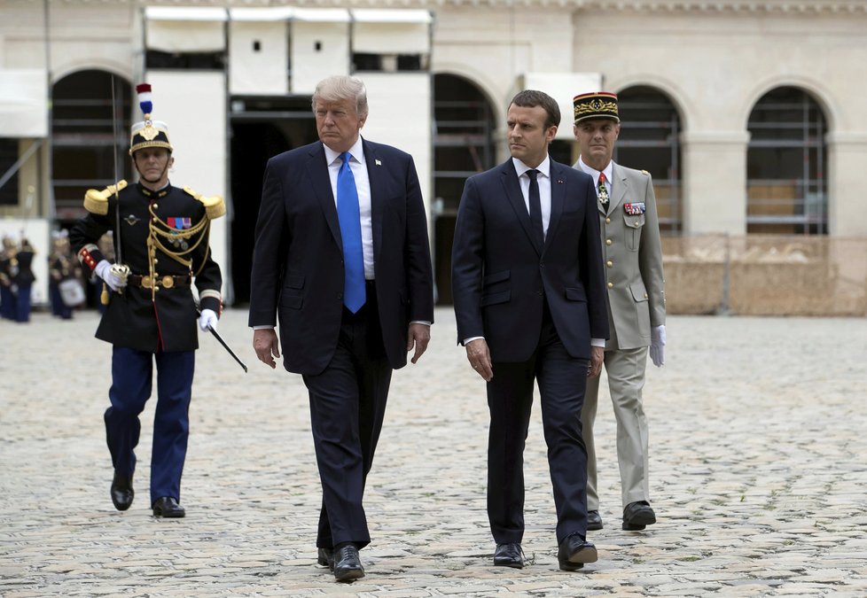 Americký prezident Donald Trump vyrazil do Francie, kde ho přivítal Emmanuel Macron