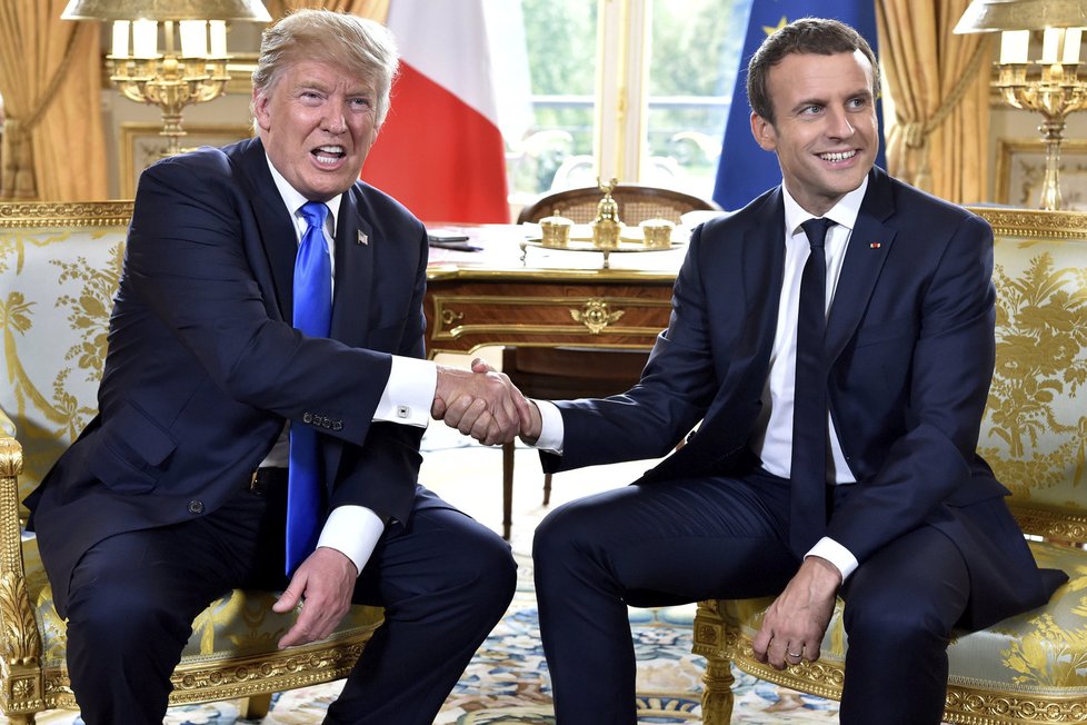 Americký prezident Donald Trump vyrazil do Francie, kde ho přivítal Emmanuel Macron.