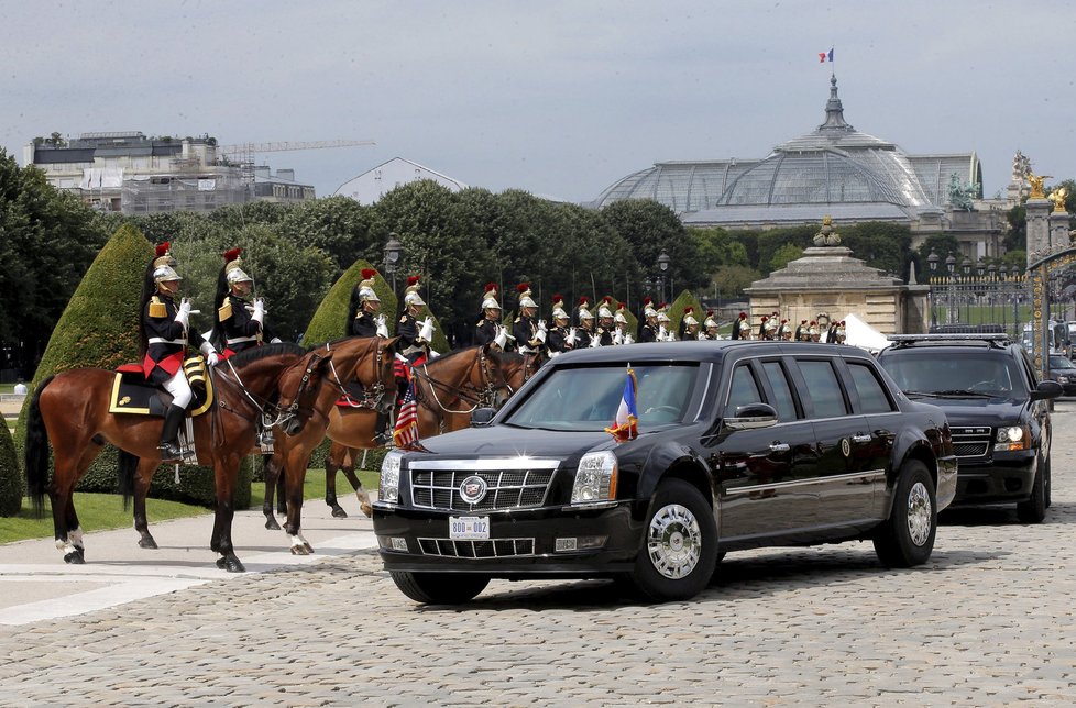 Americký prezident Donald Trump vyrazil do Francie, kde ho přivítal Emmanuel Macron.