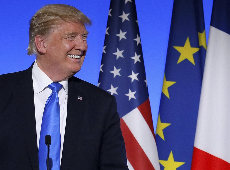 Americký prezident Donald Trump vyrazil do Francie, kde ho přivítal Emmanuel Macron