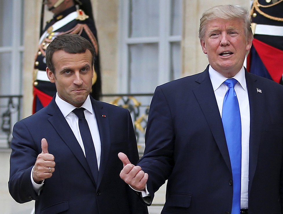 Americký prezident Donald Trump vyrazil do Francie, kde ho přivítal Emmanuel Macron.