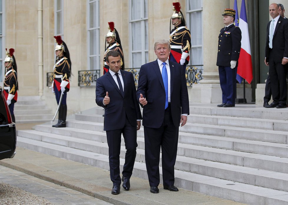 Americký prezident Donald Trump vyrazil do Francie, kde ho přivítal Emmanuel Macron.