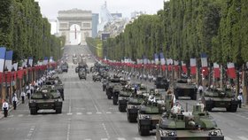 Vojenská přehlídka v Paříži: Na třídě Champs-Élysées projížděly tanky.
