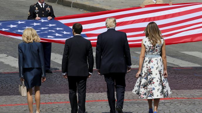 Vojenská přehlídka v Paříži: Trumpa s Macronem doprovodily i jejich manželky Melania a Brigitte