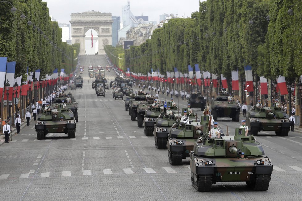 Vojenská přehlídka v Paříži: Na třídě Champs-Élysées projížděly tanky.