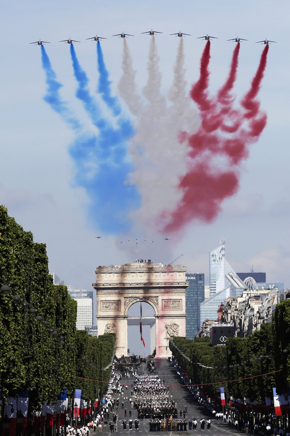 Vojenská přehlídka v Paříži: Nad hlavami diváků se objevily stíhačky.