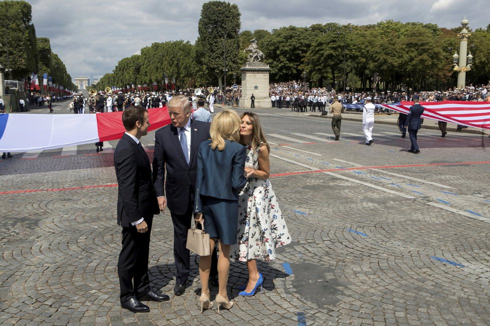 Vojenská přehlídka v Paříži: Trumpa s Macronem doprovodily i jejich manželky Melania a Brigitte