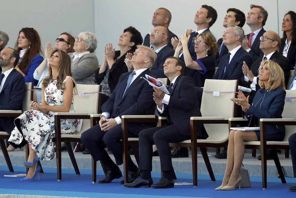 Vojenská přehlídka v Paříži: Trumpa s Macronem doprovodily i jejich manželky Melania a Brigitte