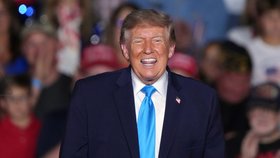 Donald Trump se usmívá během předvolebního mítinku v Nebrasce. (5. 10. 2026)