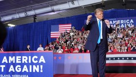 Donald Trump tančí během předvolebního mítinku v Nebrasce. (5. 10. 2026)