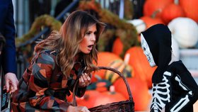 Trumpovi před Bílým domem oslavili Halloween.