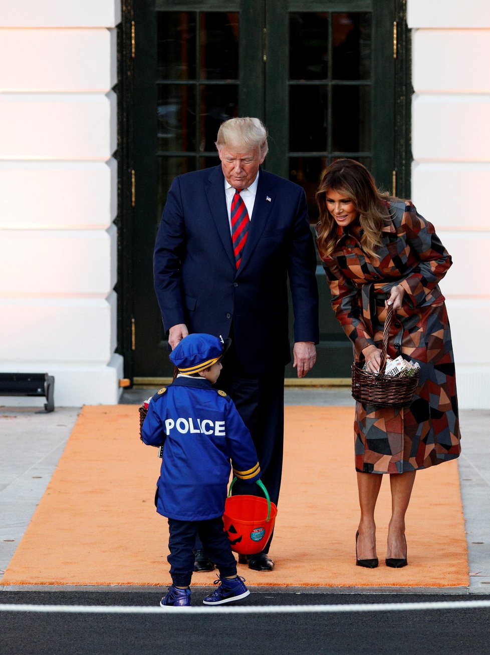 Trumpovi před Bílým domem oslavili Halloween