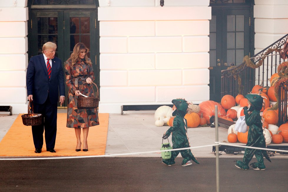 Trumpovi před Bílým domem oslavili Halloween.