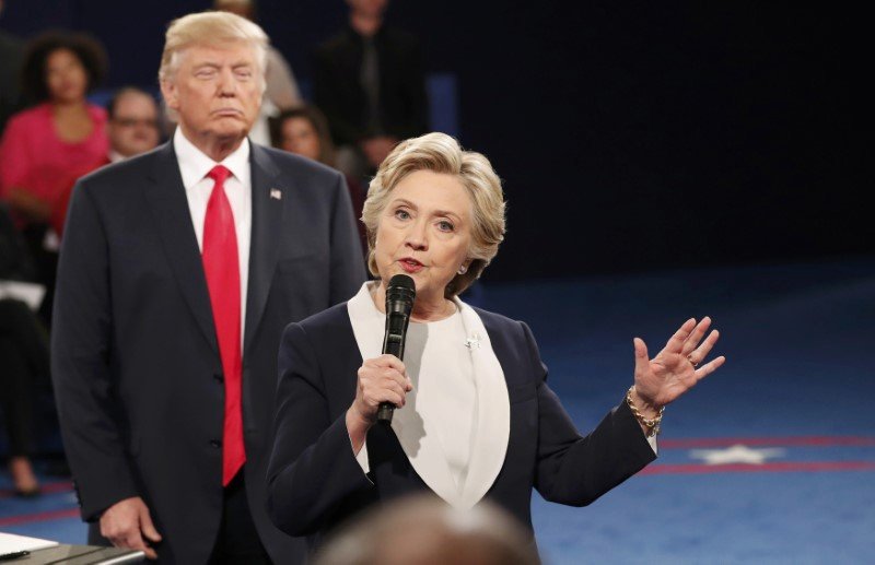 Donald Trump a Hillary Clintonová ve druhé debatě