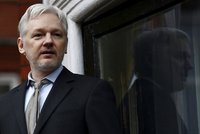 Assange má se znásilněním dál problém. Zatykač na šéfa WikiLeaks platí